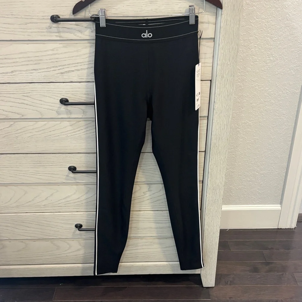 ALO Yoga Women’s Black Air Lift High-Waist Suit Uo Leggings.